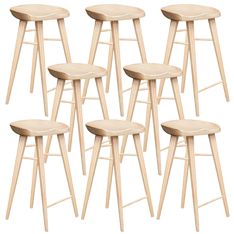 Tabouret de bar contemporain en bois massif avec siège profilé sans dossier et repose-pieds