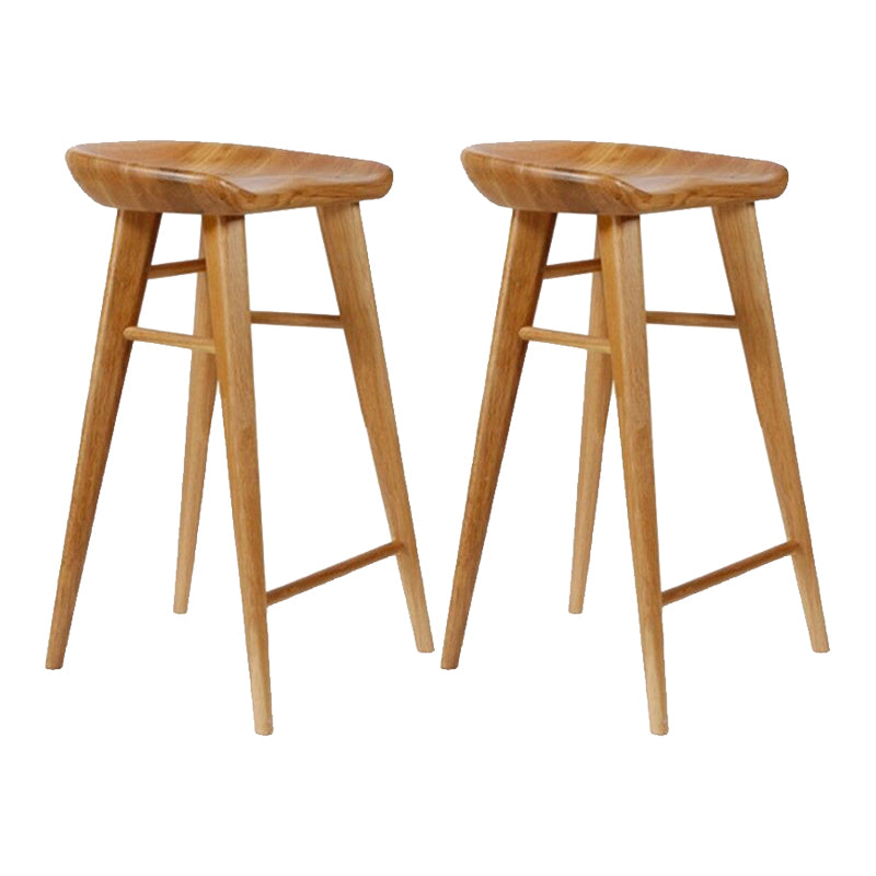 Tabouret de bar contemporain en bois massif avec siège profilé sans dossier et repose-pieds