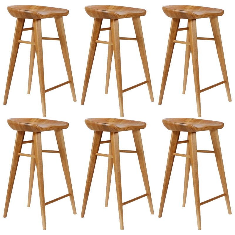 Tabouret de bar contemporain en bois massif avec siège profilé sans dossier et repose-pieds