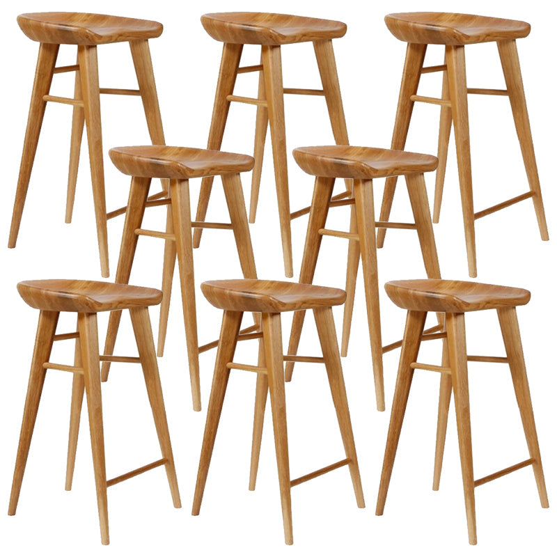 Tabouret de bar contemporain en bois massif avec siège profilé sans dossier et repose-pieds