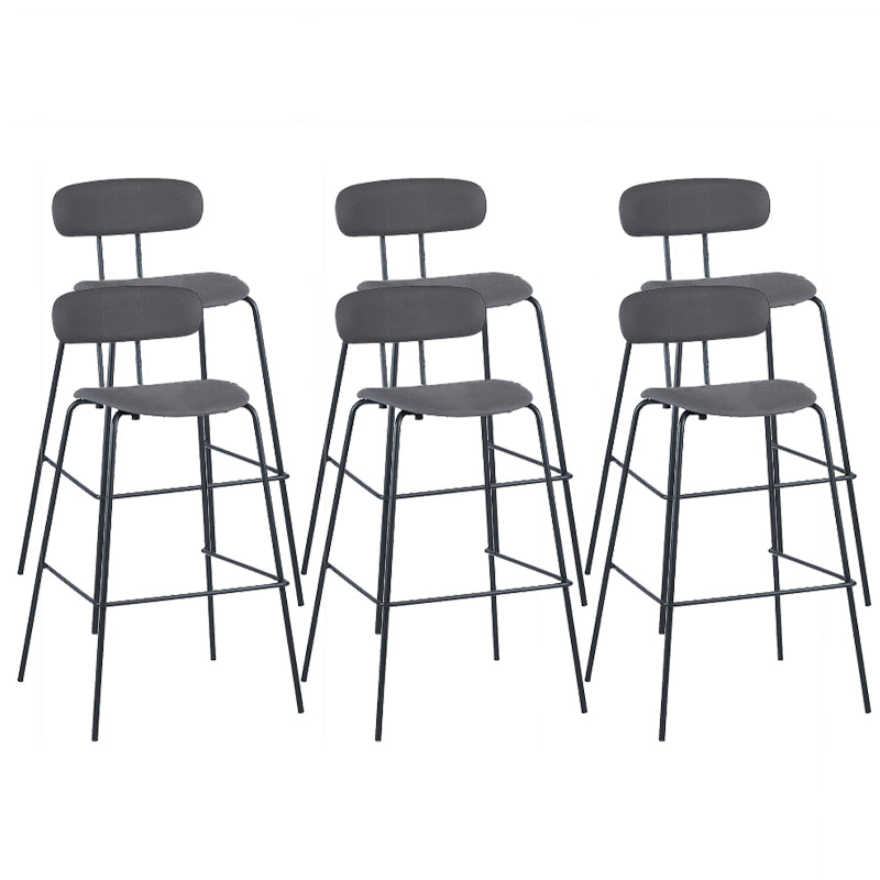 Taburete de bar tapizado de cuero sin brazos con respaldo moderno y base de metal
