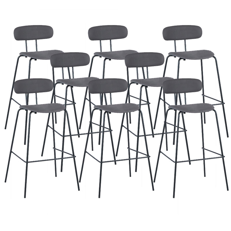 Taburete de bar tapizado de cuero sin brazos con respaldo moderno y base de metal