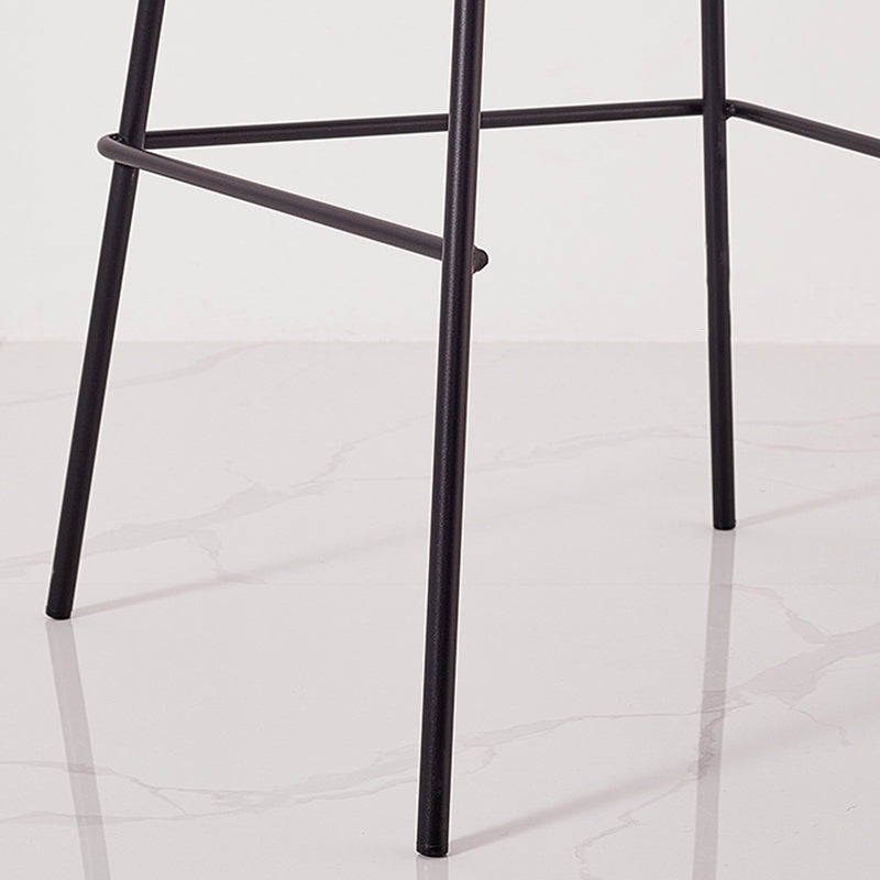 Taburete de bar tapizado de cuero sin brazos con respaldo moderno y base de metal