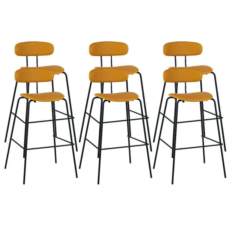 Taburete de bar tapizado de cuero sin brazos con respaldo moderno y base de metal