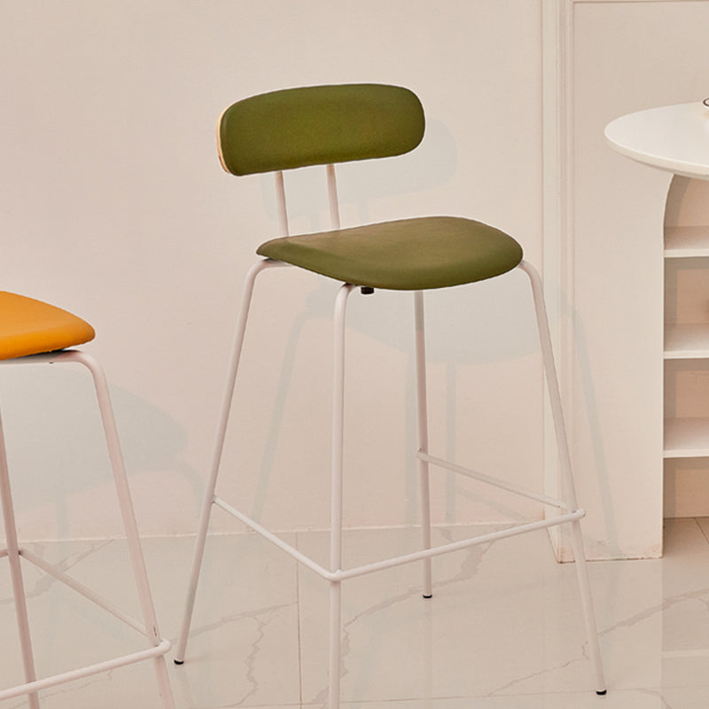 Taburete de bar tapizado de cuero sin brazos con respaldo moderno y base de metal