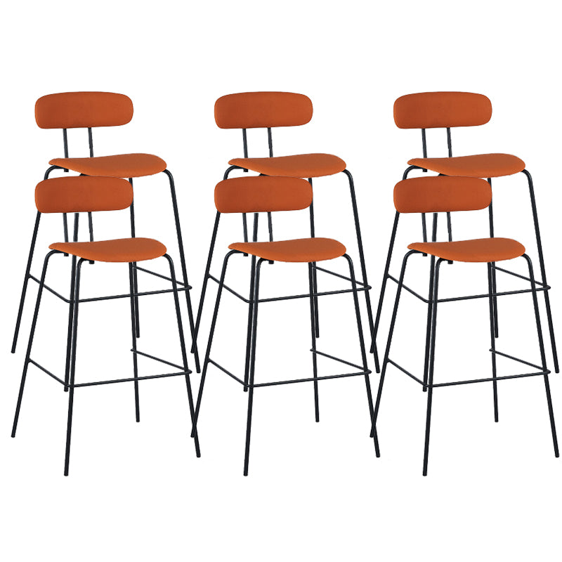 Taburete de bar tapizado de cuero sin brazos con respaldo moderno y base de metal