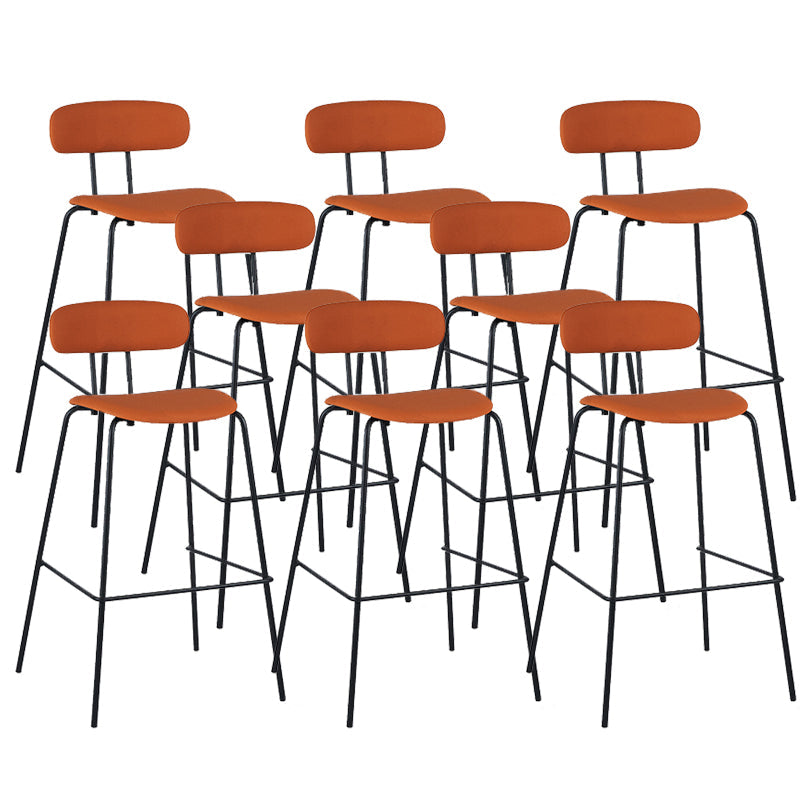Taburete de bar tapizado de cuero sin brazos con respaldo moderno y base de metal