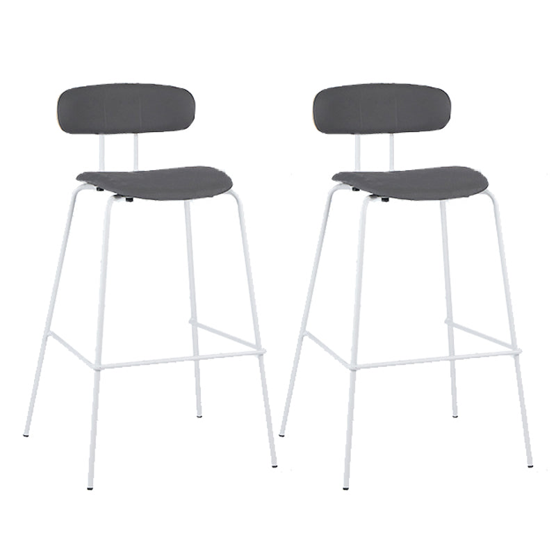 Taburete de bar tapizado de cuero sin brazos con respaldo moderno y base de metal