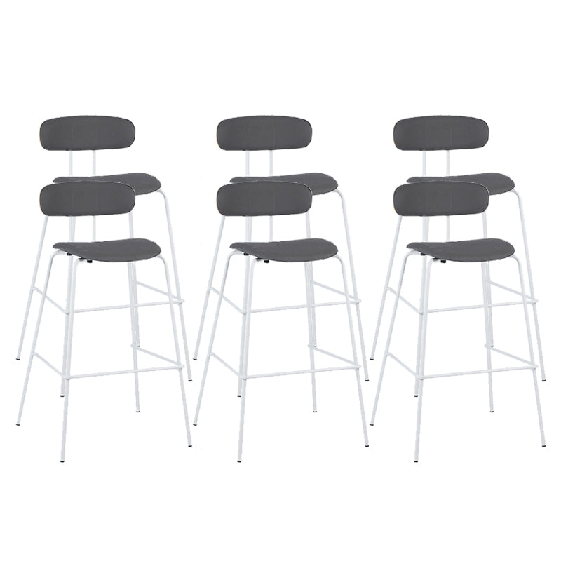 Taburete de bar tapizado de cuero sin brazos con respaldo moderno y base de metal