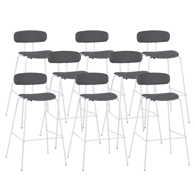Taburete de bar tapizado de cuero sin brazos con respaldo moderno y base de metal