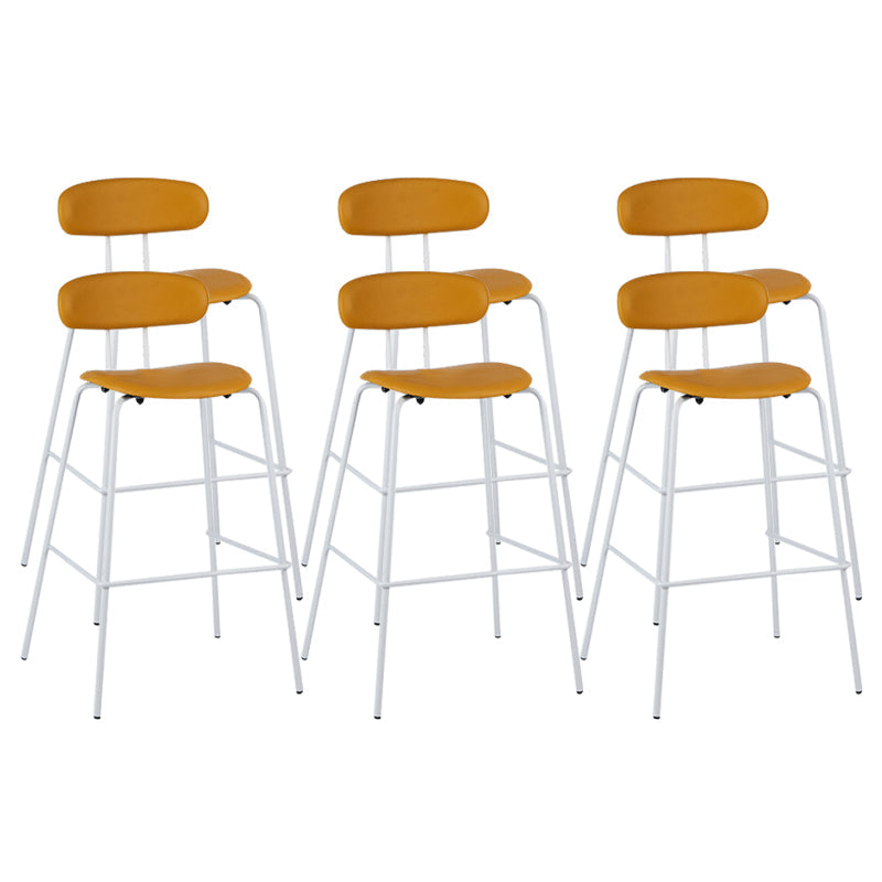 Taburete de bar tapizado de cuero sin brazos con respaldo moderno y base de metal