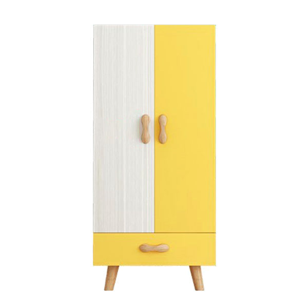 Armoire finale mate avec des vêtements de rail