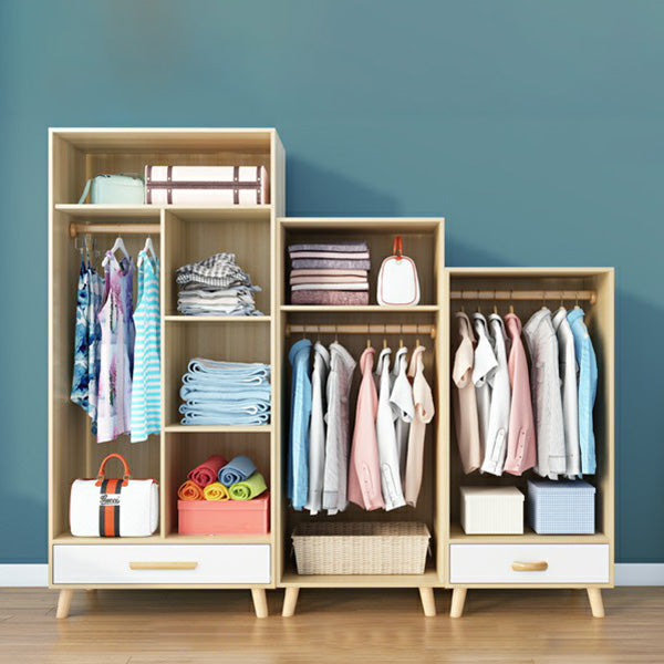 Armoire finale mate avec des vêtements de rail