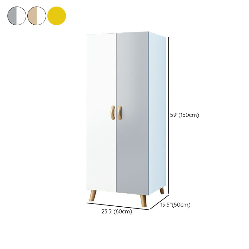 Armoire finale mate avec des vêtements de rail