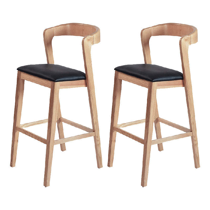 Eigentijdse houten barkruk met lage rugleuning en voetsteunkruk