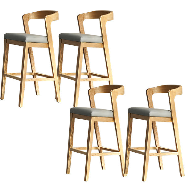 Eigentijdse houten barkruk met lage rugleuning en voetsteunkruk