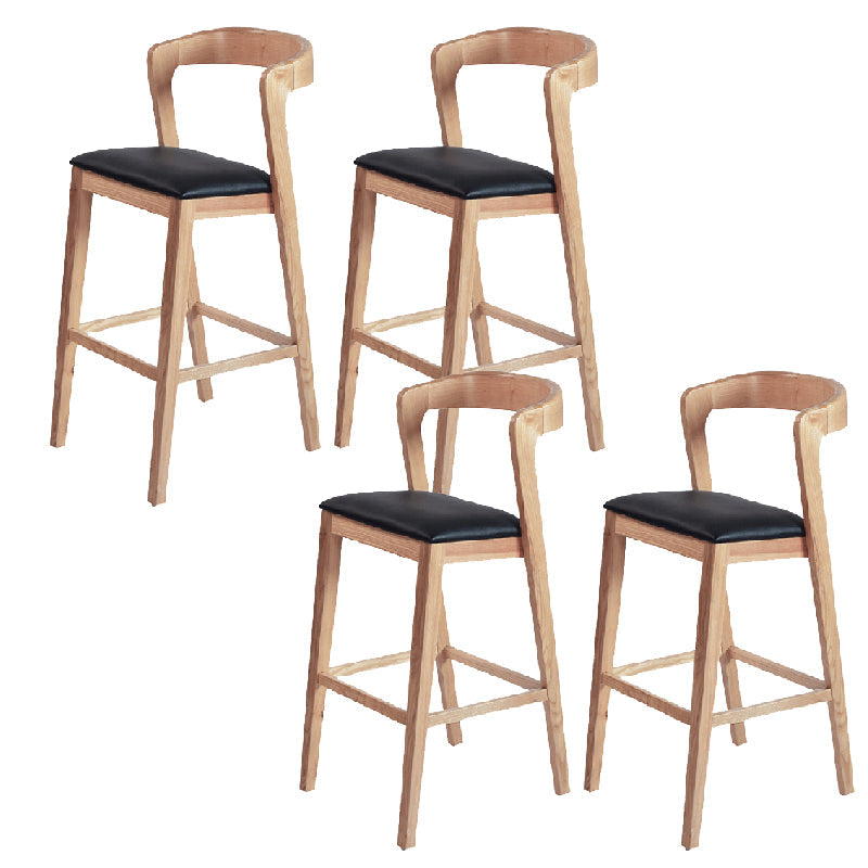Eigentijdse houten barkruk met lage rugleuning en voetsteunkruk