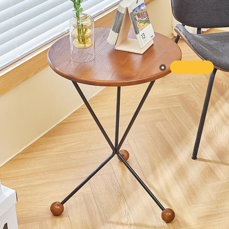 Mesa de la mesa redonda de madera sólida escandinava Pats Cross Table lateral