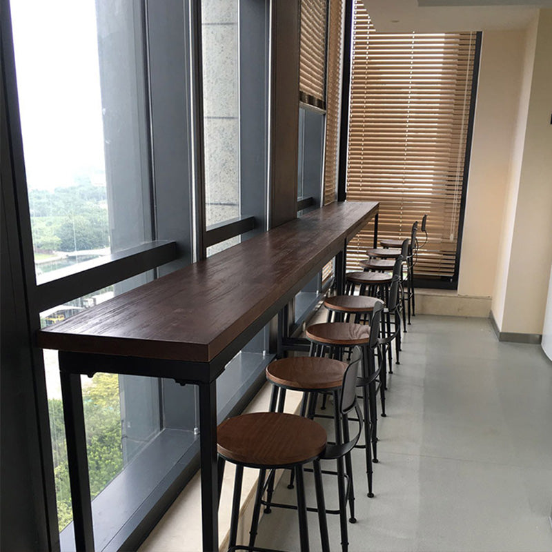 Moderner Pub-Tisch in Barhöhe mit Massivholzplatte für die Terrasse