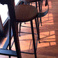 Moderner Pub-Tisch in Barhöhe mit Massivholzplatte für die Terrasse