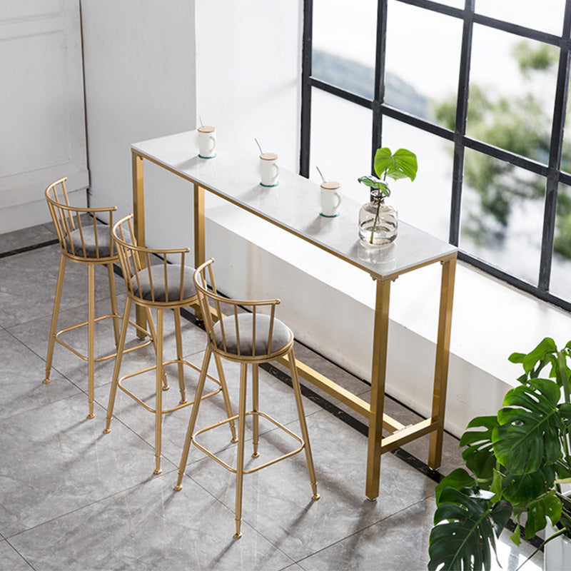 Moderner Bartisch mit weißer Kunstmarmorplatte und goldenem Sockel
