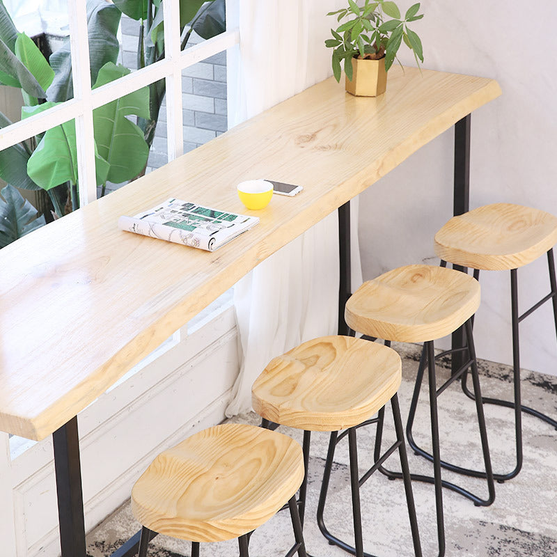 Table de pub de style moderne avec plateau en bois et base noire