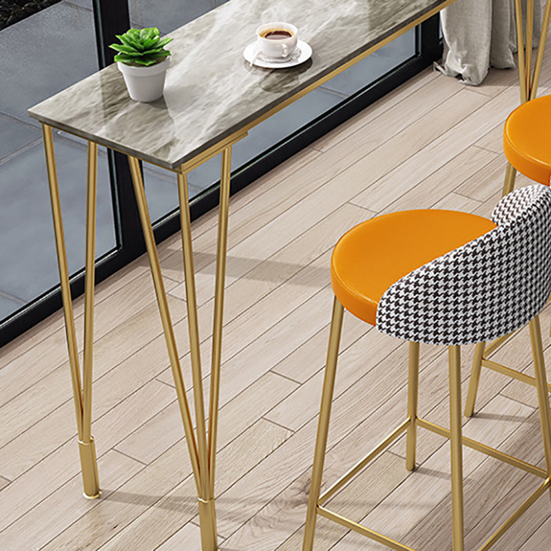Bistrotisch im Industriestil mit Steinplatte und Metallbeinen