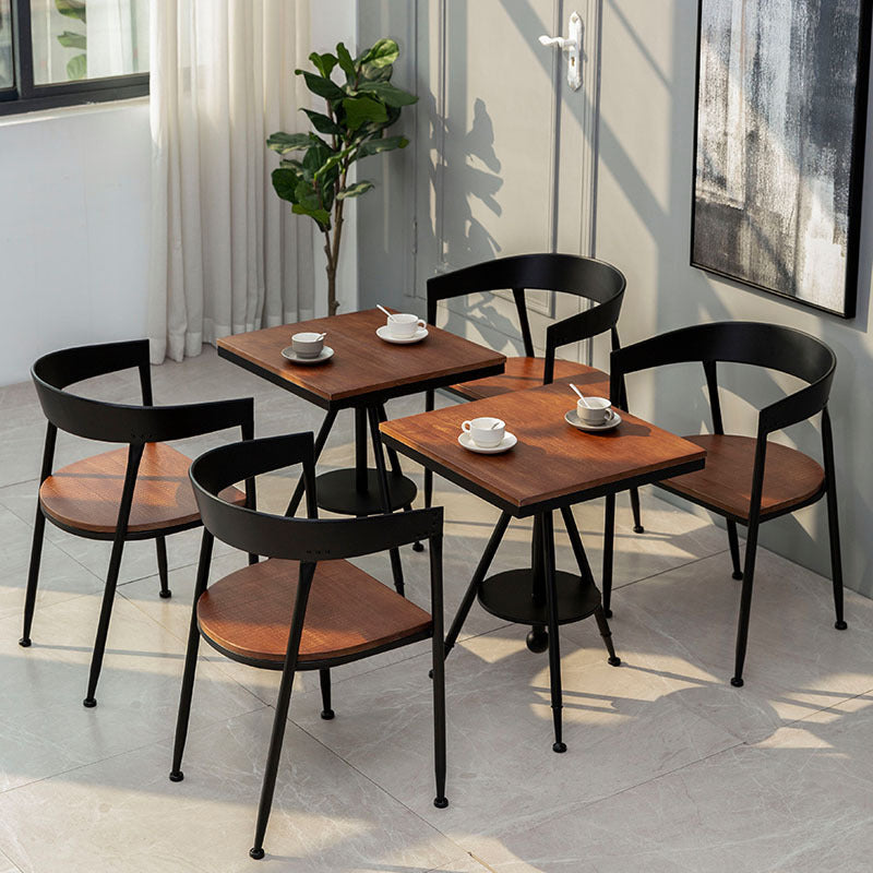 Silla de comedor de metal tradicional junto a la parte posterior de la espalda silla negra y marrón