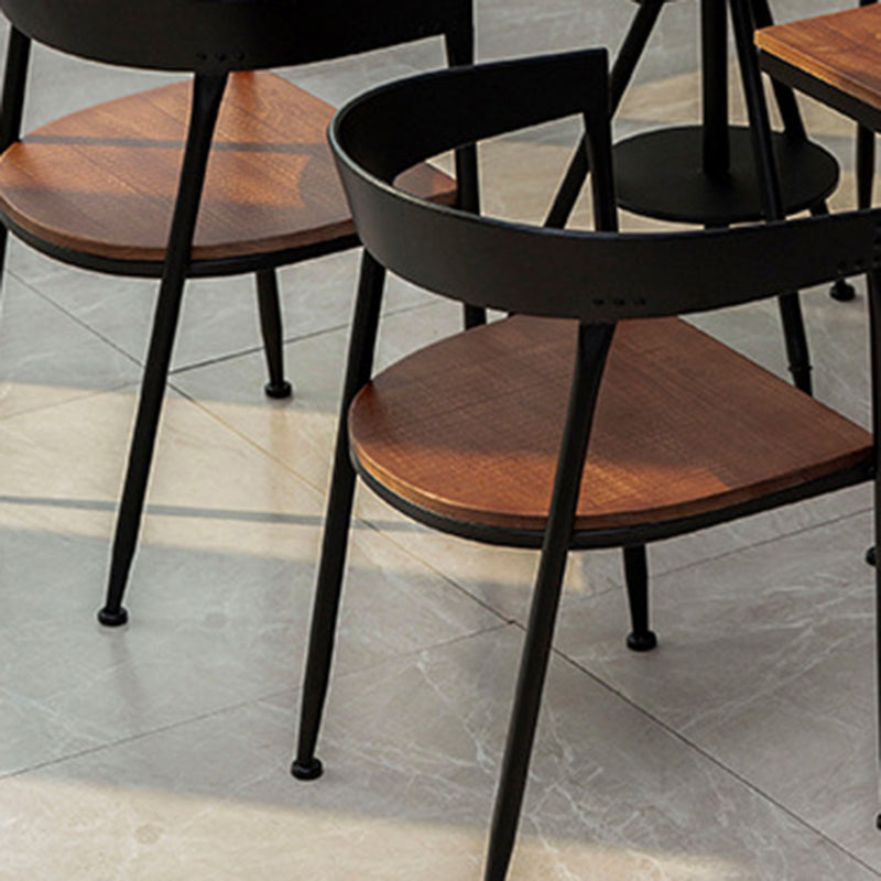 Silla de comedor de metal tradicional junto a la parte posterior de la espalda silla negra y marrón