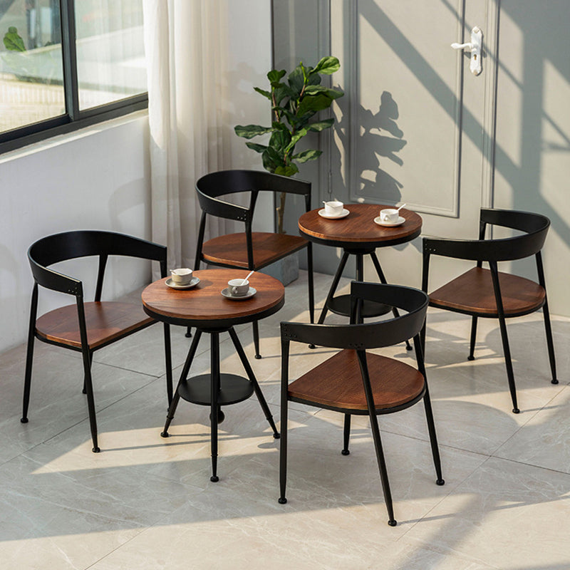 Silla de comedor de metal tradicional junto a la parte posterior de la espalda silla negra y marrón