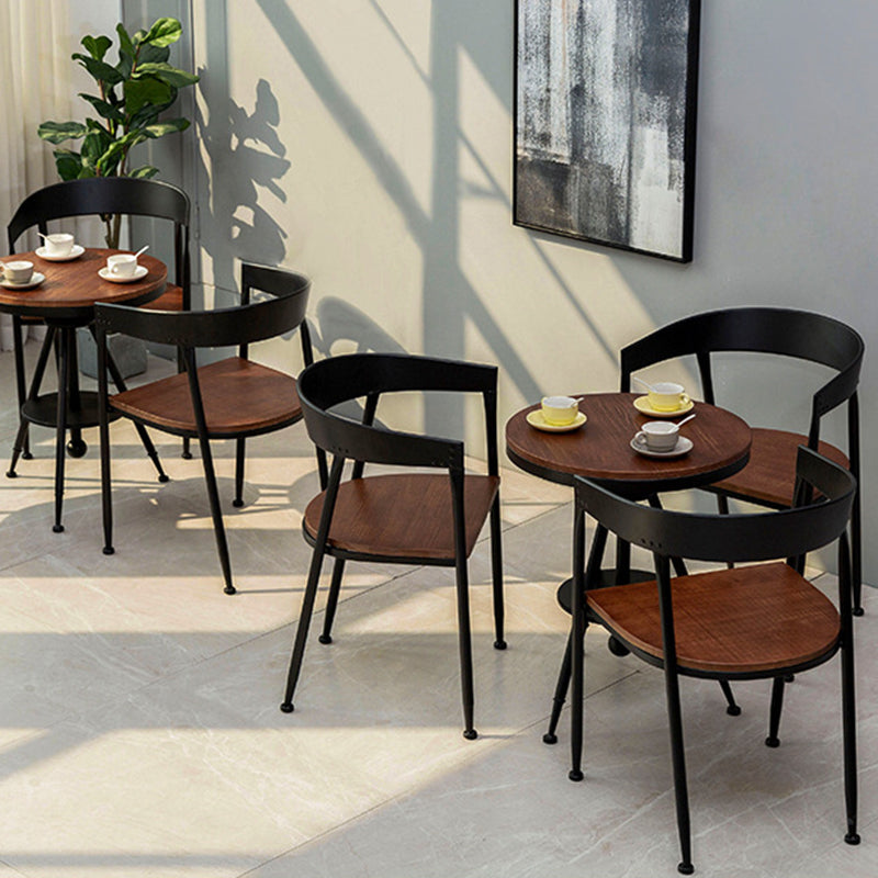 Silla de comedor de metal tradicional junto a la parte posterior de la espalda silla negra y marrón