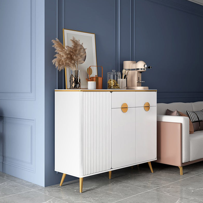 Credenza con finitura sideboard di pietra sinterizzata glam con scaffalatura regolabile