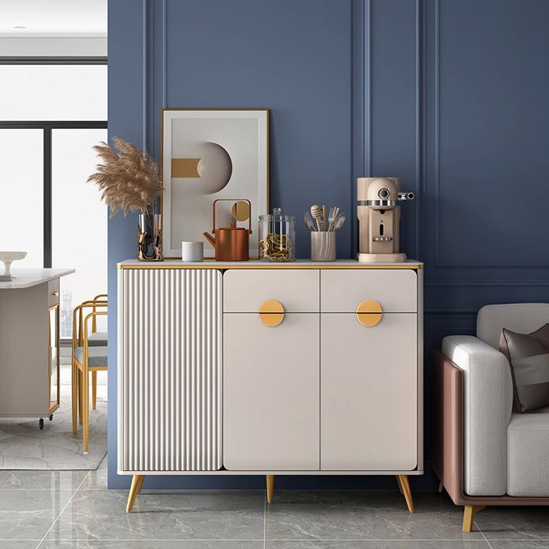 Credenza con finitura sideboard di pietra sinterizzata glam con scaffalatura regolabile
