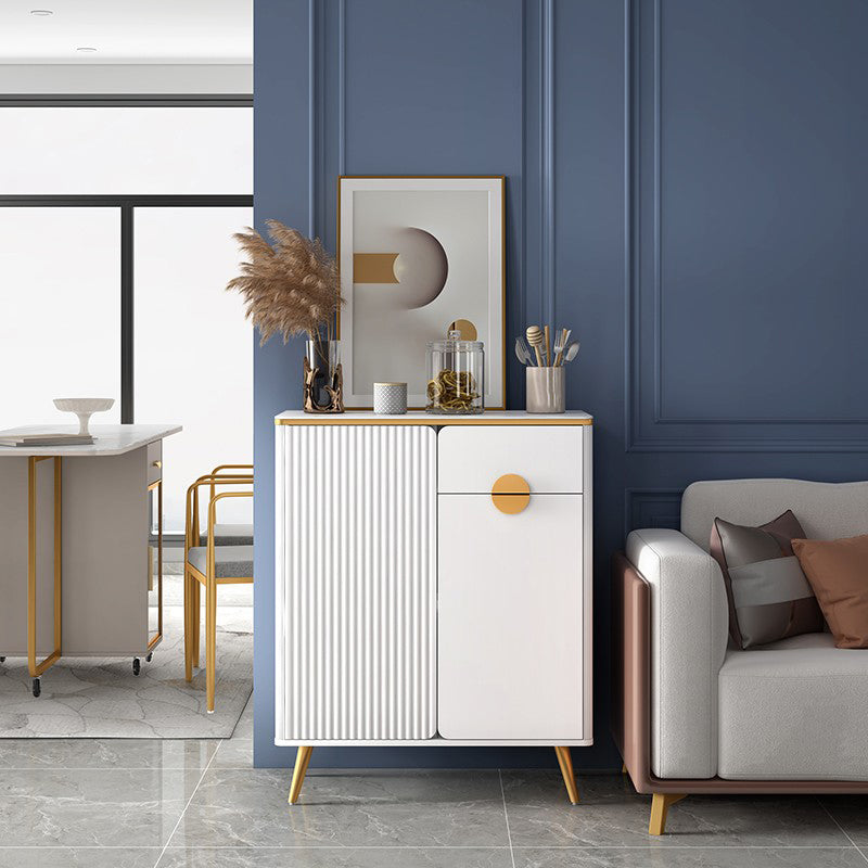 Credenza con finitura sideboard di pietra sinterizzata glam con scaffalatura regolabile