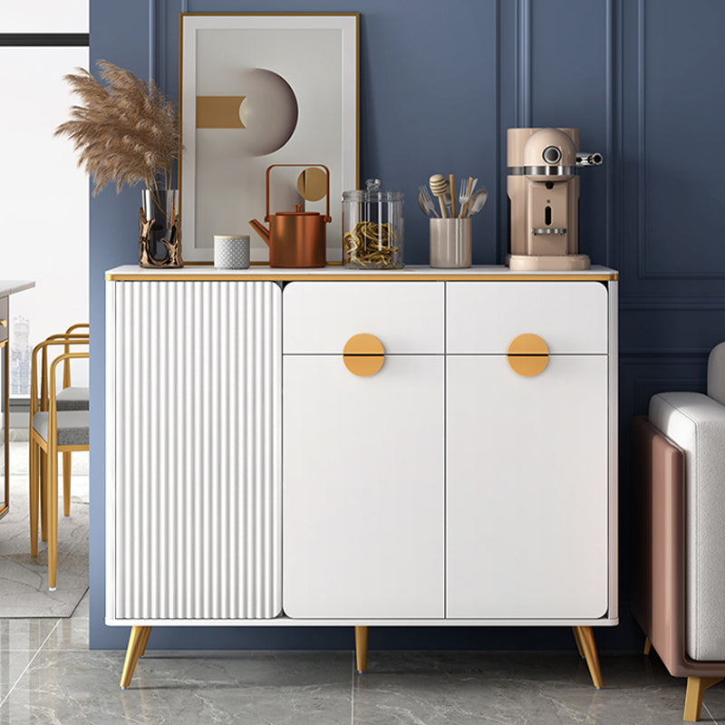 Credenza con finitura sideboard di pietra sinterizzata glam con scaffalatura regolabile
