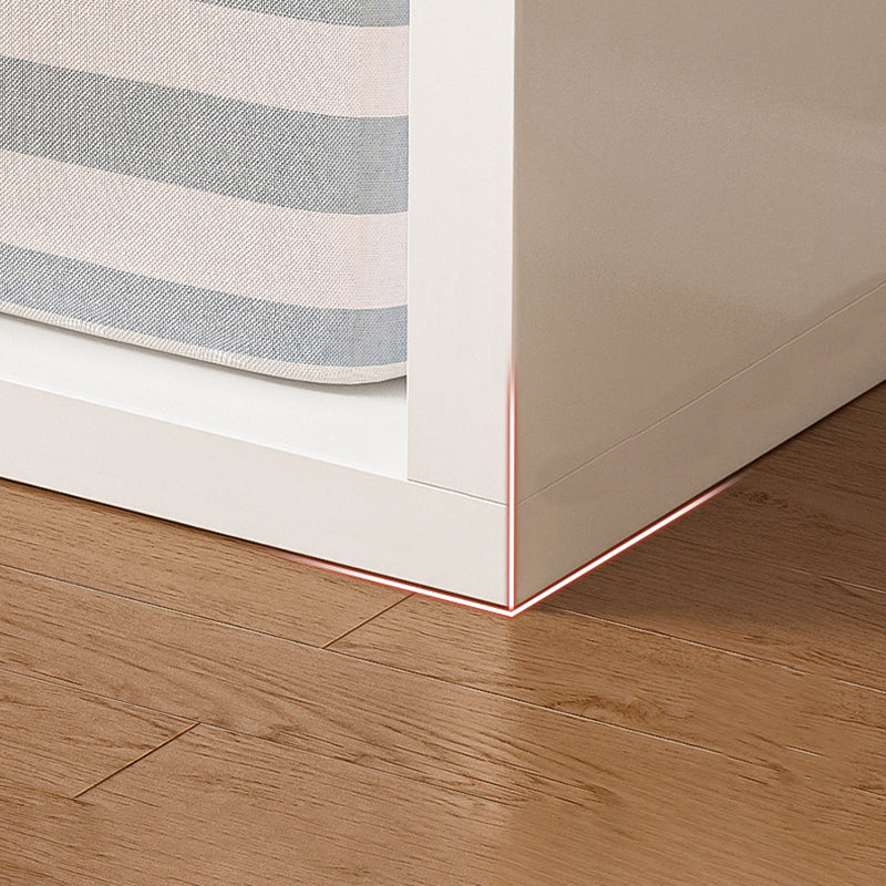 Libreria moderna della libreria in legno ingegnerizzato standard.