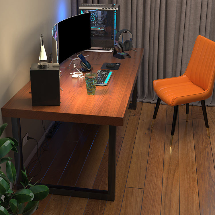 Rechteckiger Büroschreibtisch zeitgenössischer brauner Schlitten Metallbein Gaming Desk