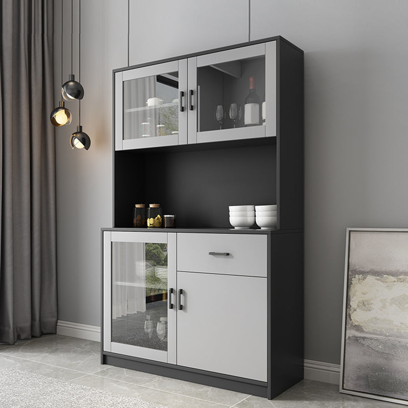 A buffet per la sala da pranzo con pranzo a pranzo contemporaneo