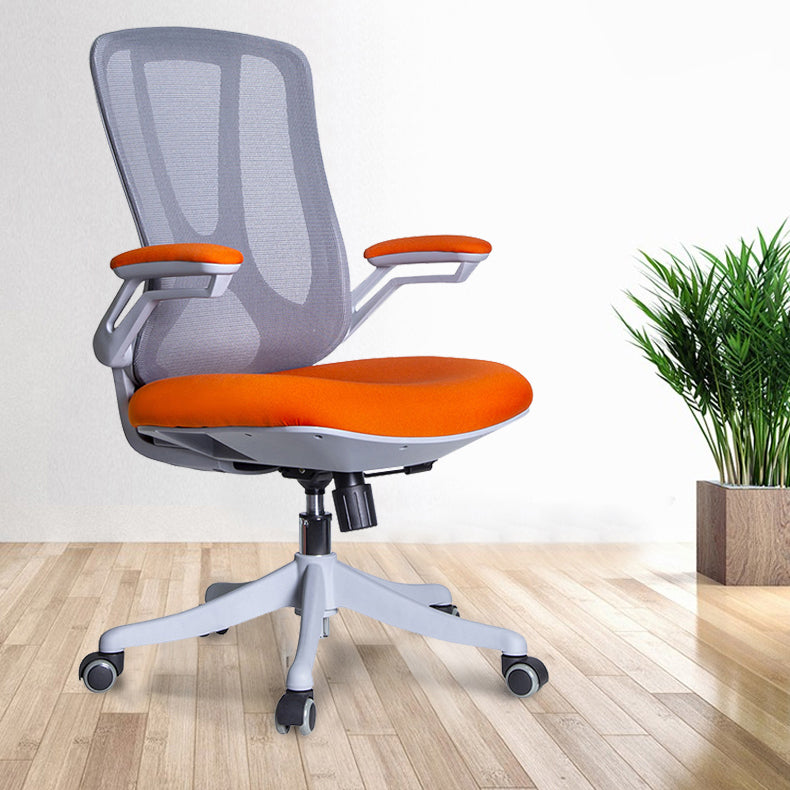 Moderne ergonomische mesh-werkstoel, draaistoel met middenrug en gewatteerde armen