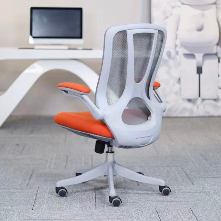 Moderne ergonomische mesh-werkstoel, draaistoel met middenrug en gewatteerde armen
