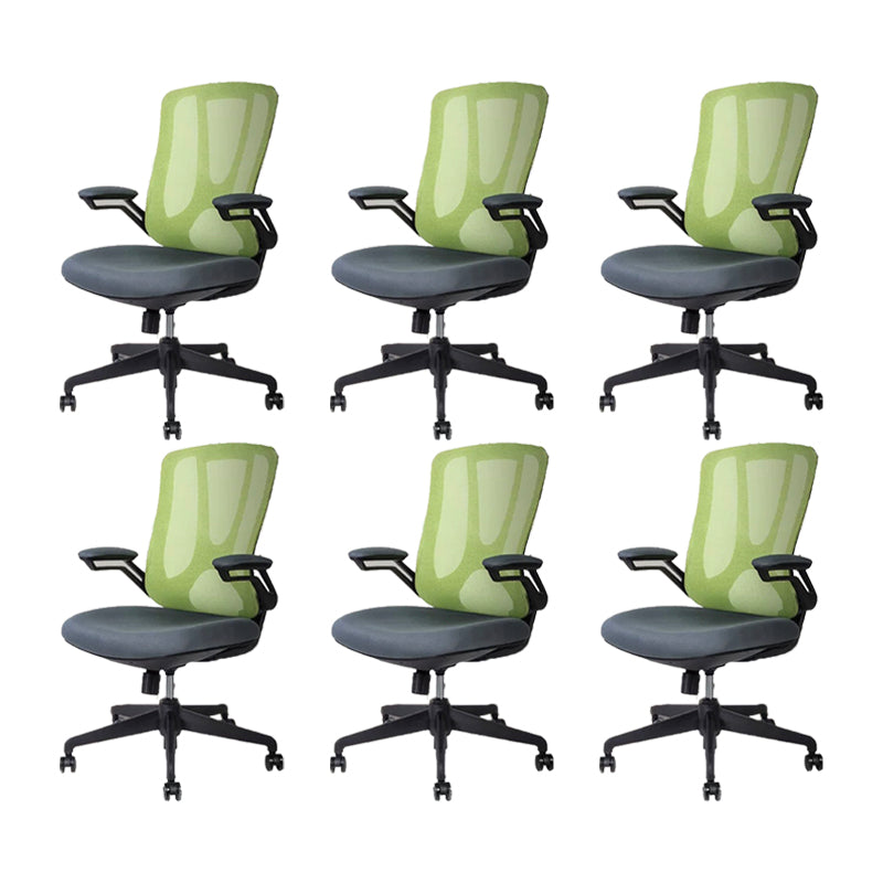 Moderne ergonomische mesh-werkstoel, draaistoel met middenrug en gewatteerde armen