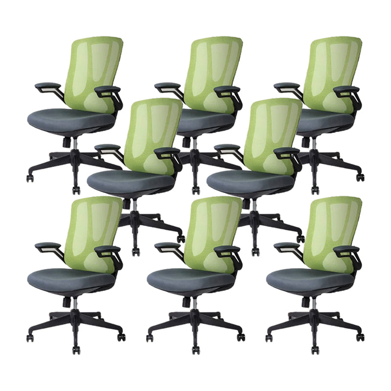 Moderne ergonomische mesh-werkstoel, draaistoel met middenrug en gewatteerde armen