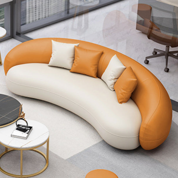 Hedendaagse oranje en witte gebogen bank in leer met hellende armen