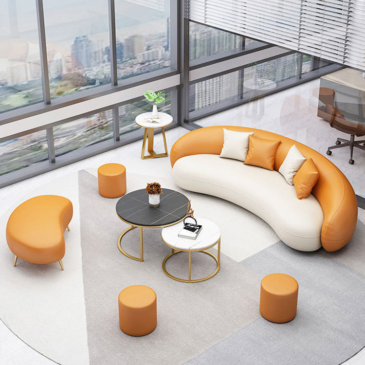 Hedendaagse oranje en witte gebogen bank in leer met hellende armen