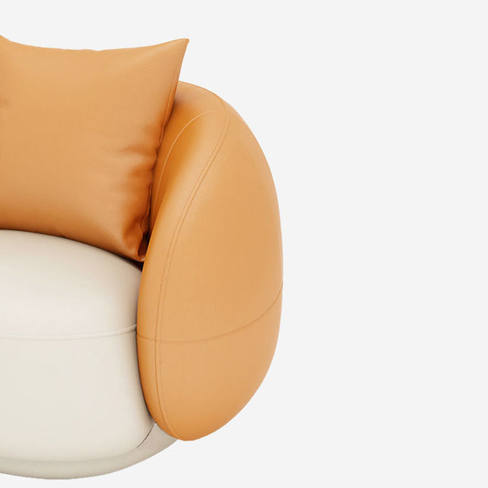 Hedendaagse oranje en witte gebogen bank in leer met hellende armen