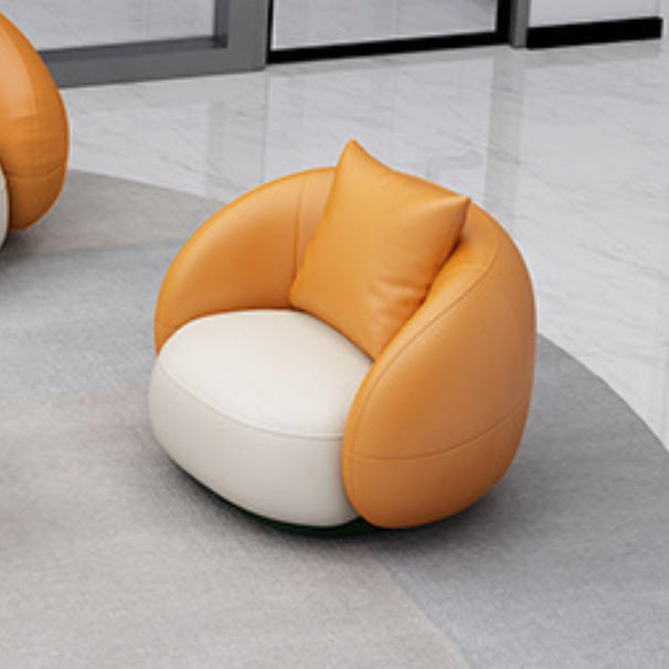 Hedendaagse oranje en witte gebogen bank in leer met hellende armen