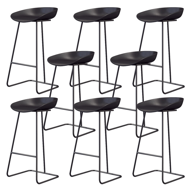 Taburete de bar de plástico estilo Glam, taburete de bar con forma de cubo y altura de mostrador