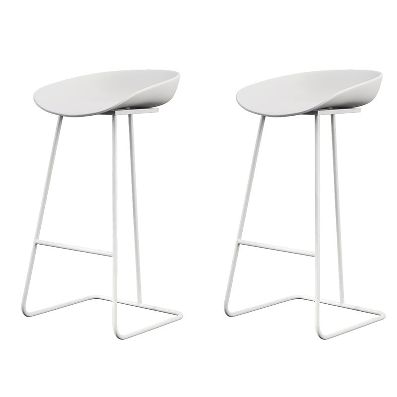 Taburete de bar de plástico estilo Glam, taburete de bar con forma de cubo y altura de mostrador