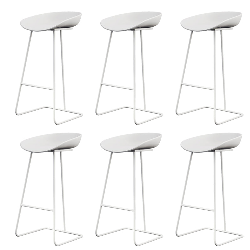 Taburete de bar de plástico estilo Glam, taburete de bar con forma de cubo y altura de mostrador