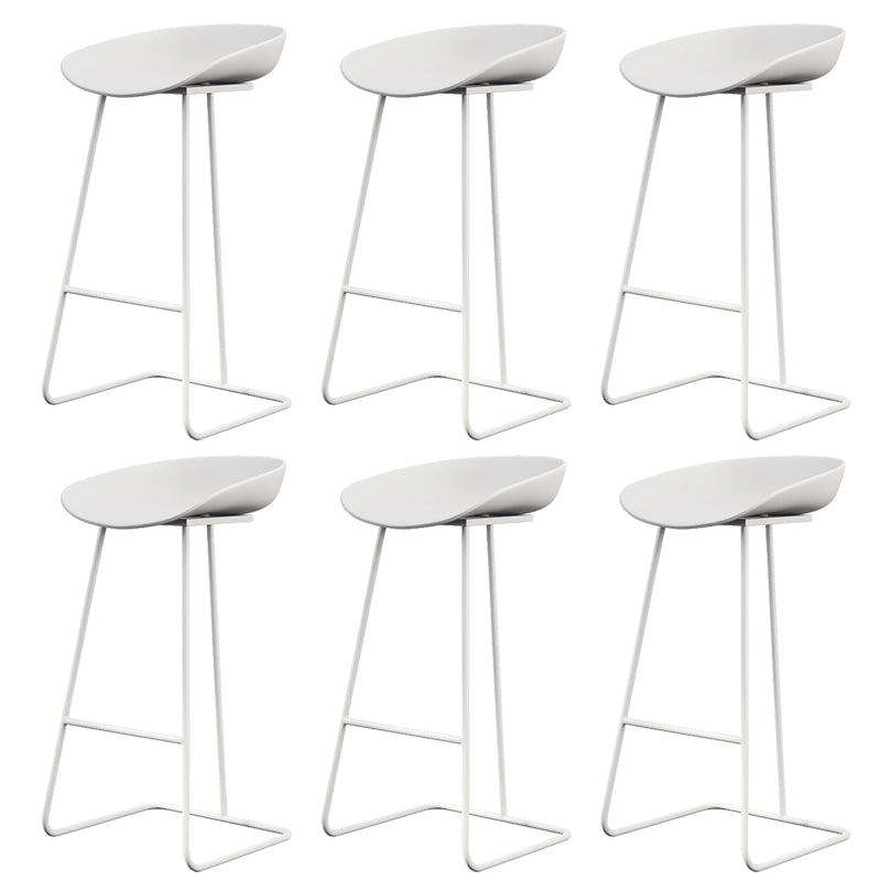 Taburete de bar de plástico estilo Glam, taburete de bar con forma de cubo y altura de mostrador